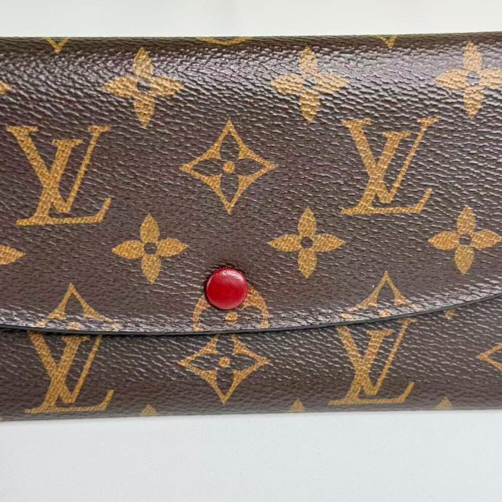 Louis Vuitton Monogram Canvas Wallet with Classic LV Logo Design - Picture 6 of 7